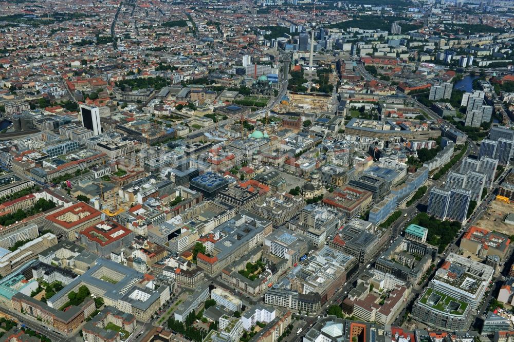 Berlin Mitte aus der Vogelperspektive: Stadtteilansicht Innenstadtbereich an der Leipziger Straße Ecke Friedrichstraße in Berlin Mitte