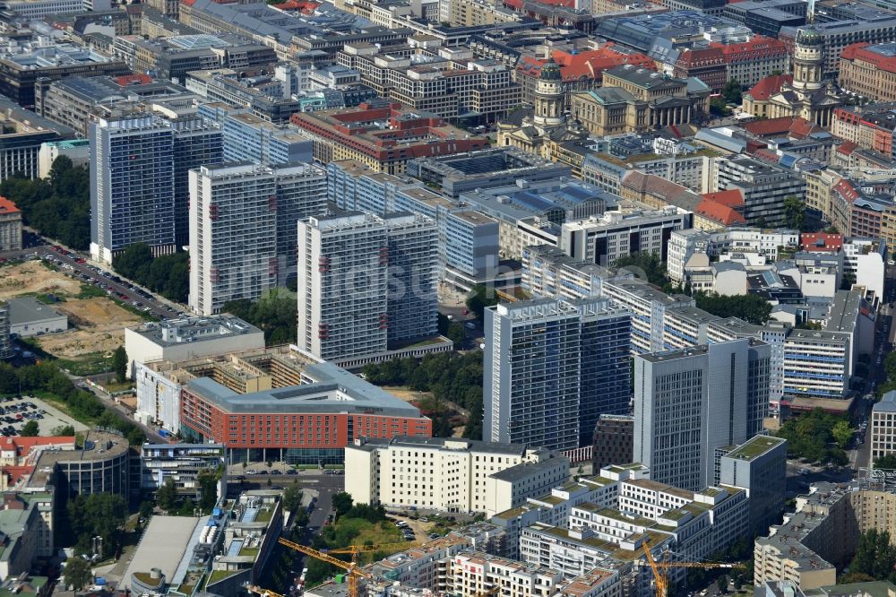 Berlin Mitte aus der Vogelperspektive: Stadtteilansicht Innenstadtbereich an der Leipziger Straße Ecke Friedrichstraße in Berlin Mitte