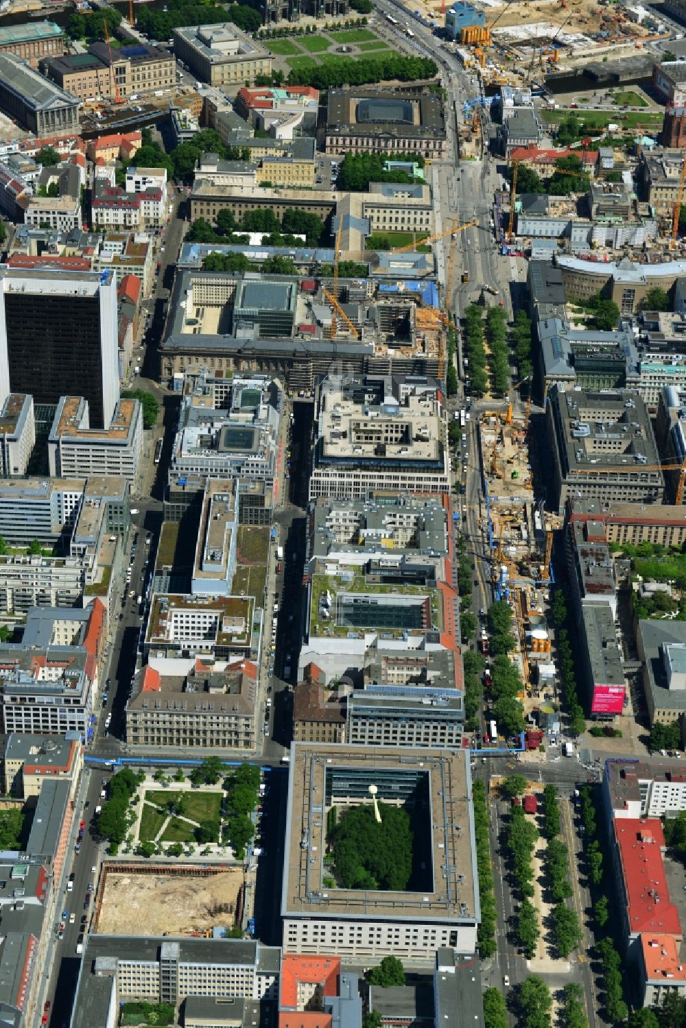 Berlin Mitte von oben - Stadtteilansicht Innenstadtbereich an der Straße Unter den Linden Ecke Friedrichstraße in Berlin Mitte