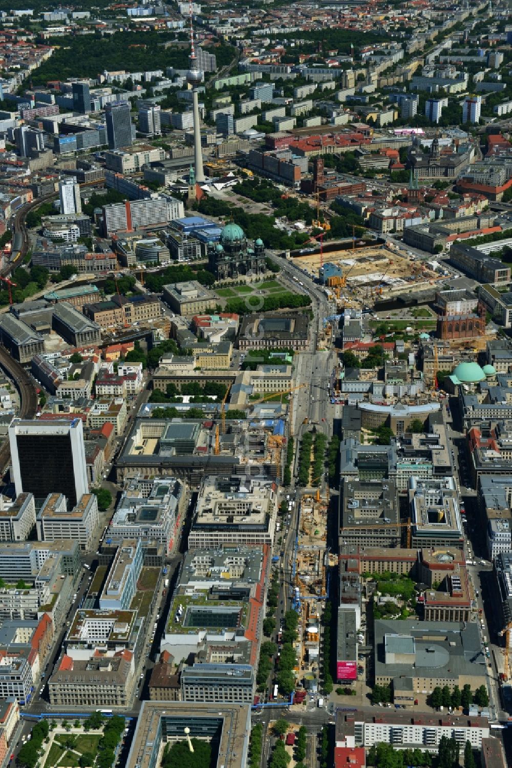 Berlin Mitte aus der Vogelperspektive: Stadtteilansicht Innenstadtbereich an der Straße Unter den Linden Ecke Friedrichstraße in Berlin Mitte