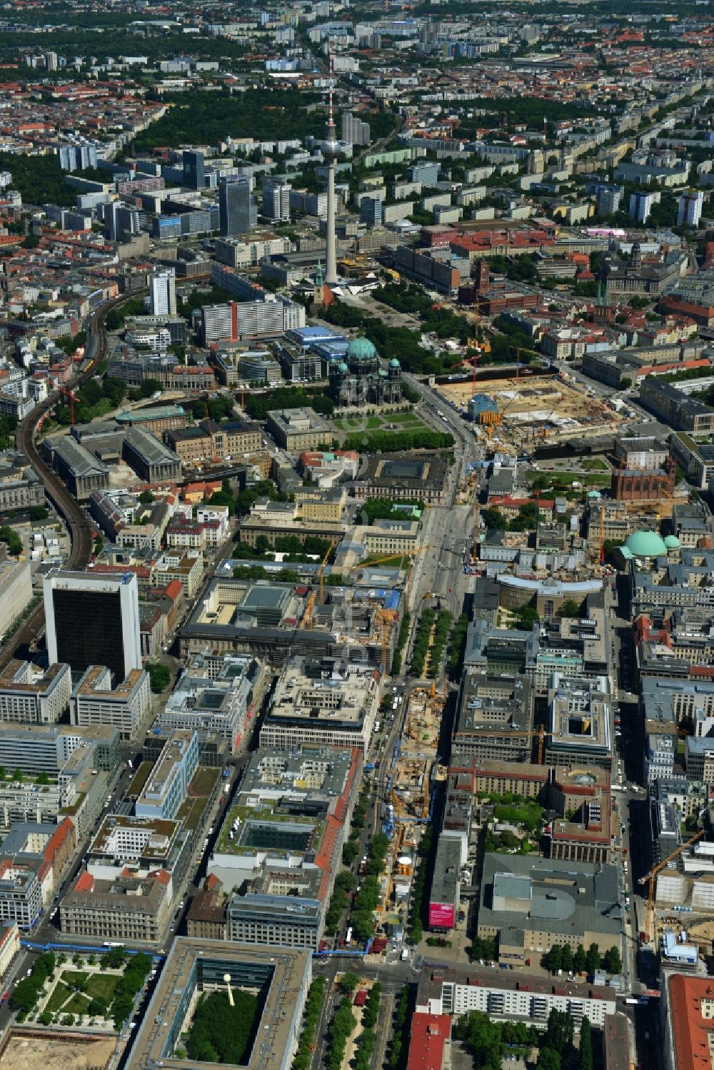 Luftbild Berlin Mitte - Stadtteilansicht Innenstadtbereich an der Straße Unter den Linden Ecke Friedrichstraße in Berlin Mitte