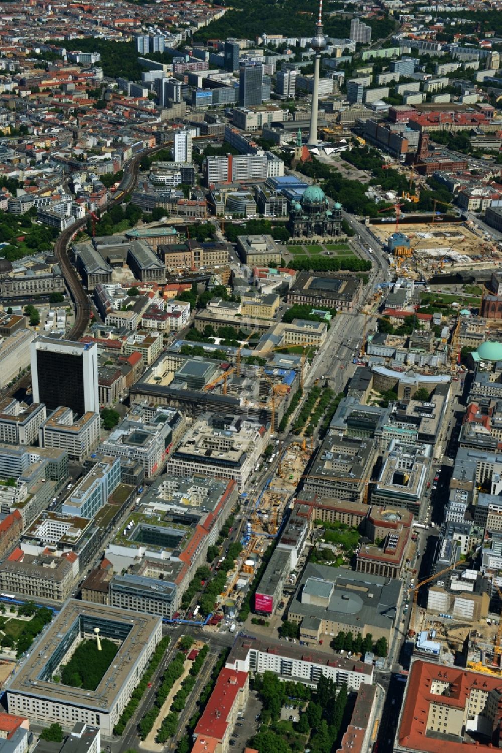 Luftaufnahme Berlin Mitte - Stadtteilansicht Innenstadtbereich an der Straße Unter den Linden Ecke Friedrichstraße in Berlin Mitte