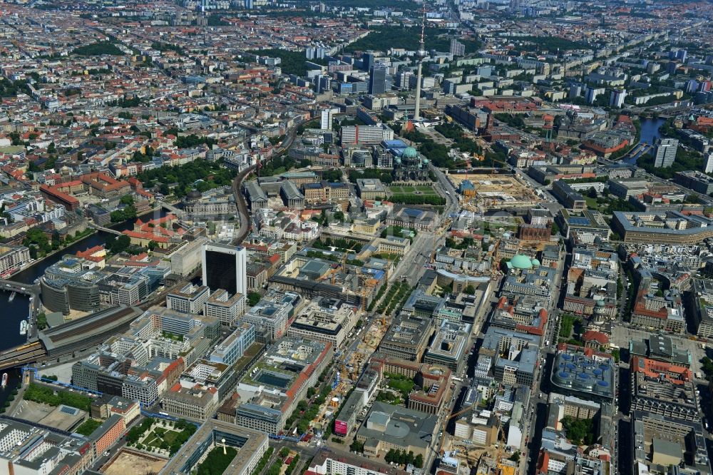 Berlin Mitte von oben - Stadtteilansicht Innenstadtbereich an der Straße Unter den Linden Ecke Friedrichstraße in Berlin Mitte