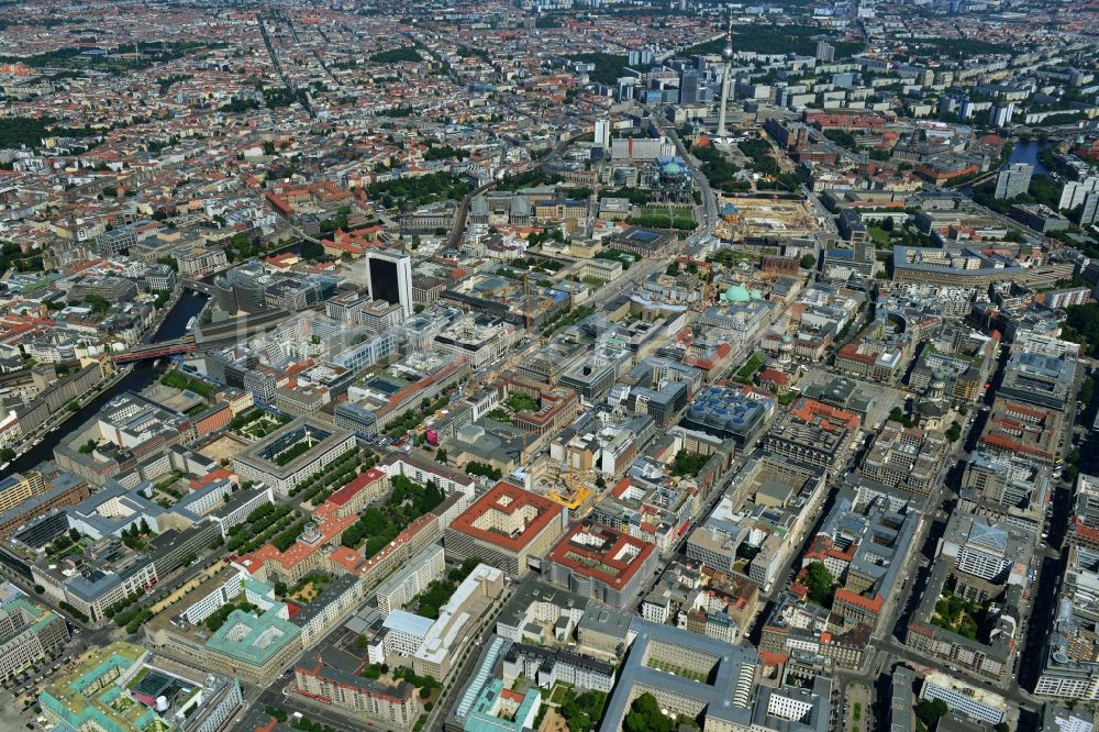 Berlin Mitte aus der Vogelperspektive: Stadtteilansicht Innenstadtbereich an der Straße Unter den Linden Ecke Friedrichstraße in Berlin Mitte