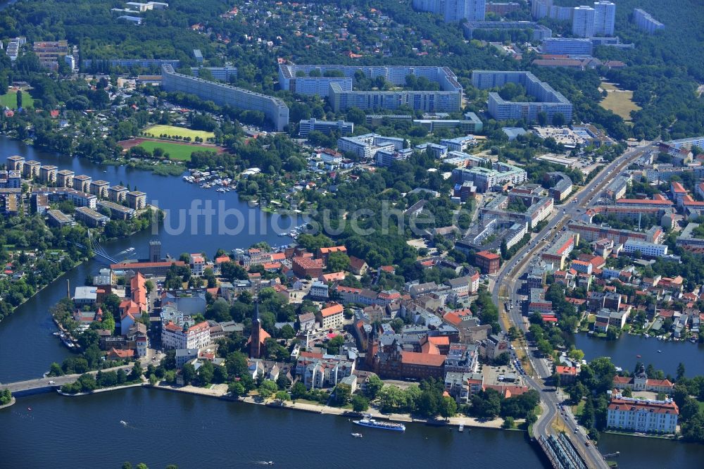 Berlin aus der Vogelperspektive: Stadtteilansicht Köpenicker Altstadt mit Baumgarteninsel am Ufer der Müggelspree in Berlin - Köpenick