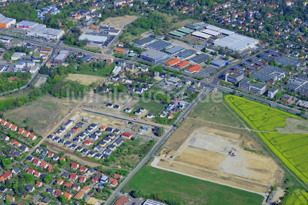 Berlin aus der Vogelperspektive: Stadtteilansicht von Mahlsdorf an der Pilgramer Straße und der B1/B5 Alt Mahlsdorf im Bezirk Marzahn-Hellersdorf in Berlin