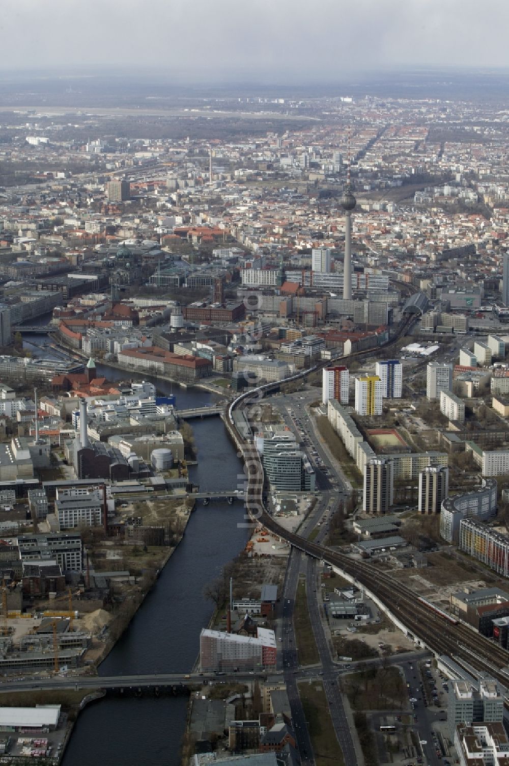 Luftaufnahme Berlin Friedrichshain - Stadtteilansicht Mitte am Ufer der Spree entlang der Holzmarktstraße - S- Bahnhof Jannowitzbrücke in Berlin