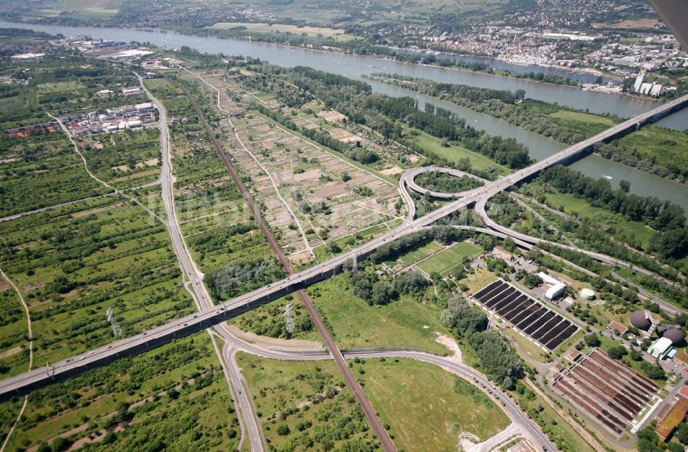 Mainz von oben - Stadtteilansicht von Mombach in Mainz im Bundesland Rheinland-Pfalz