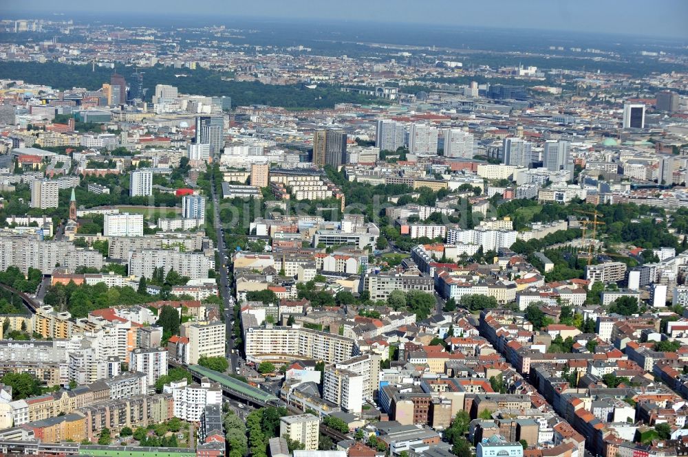 Berlin aus der Vogelperspektive: Stadtteilansicht im Ortsteil Kreuzberg am Kottbusser Tor entlang der Ritterstraße Richtung Mitte in Berlin, Deutschland