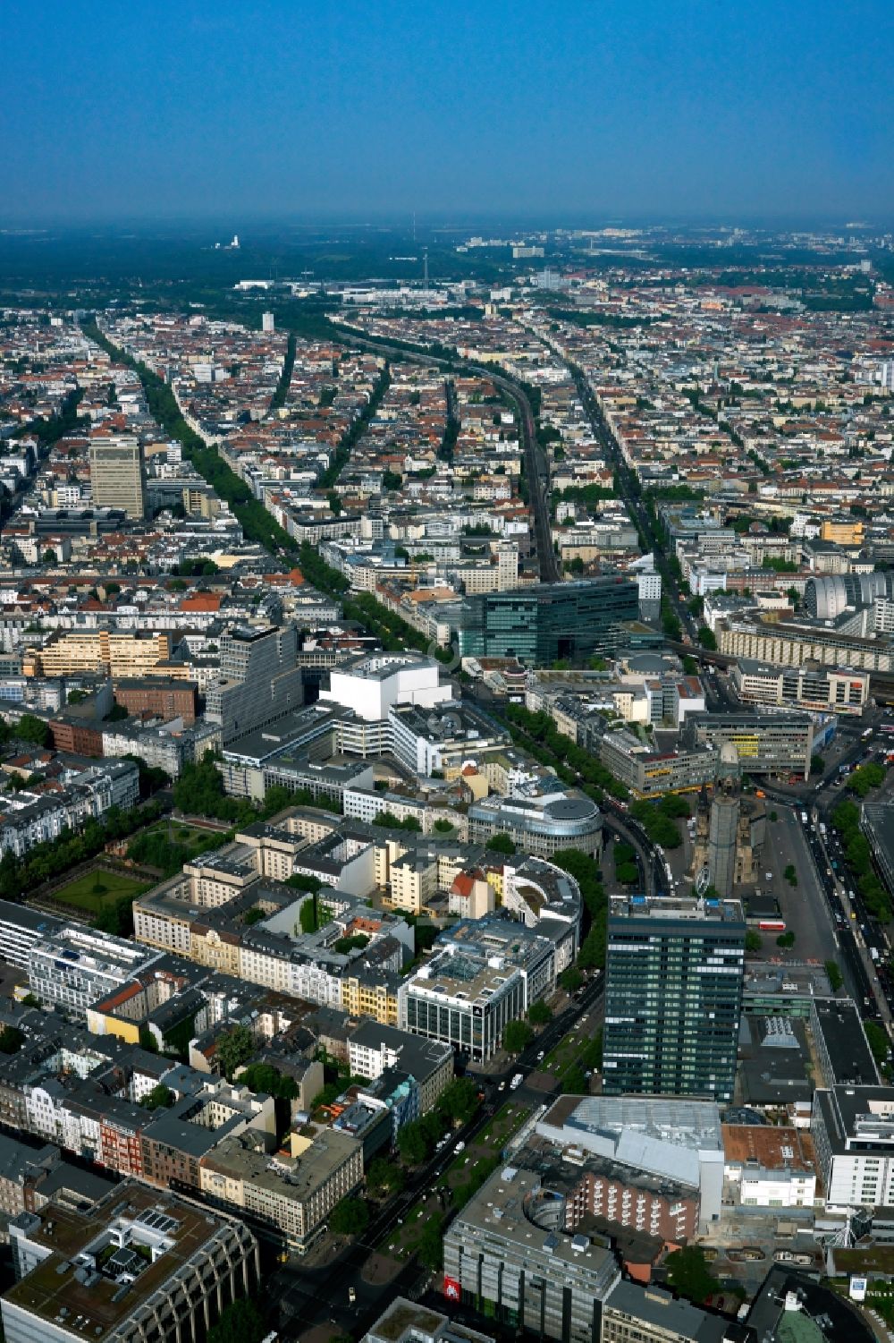 Berlin von oben - Stadtteilansicht des Ortsteils Charlottenburg City West entlang des Kurfürstendamm in Berlin