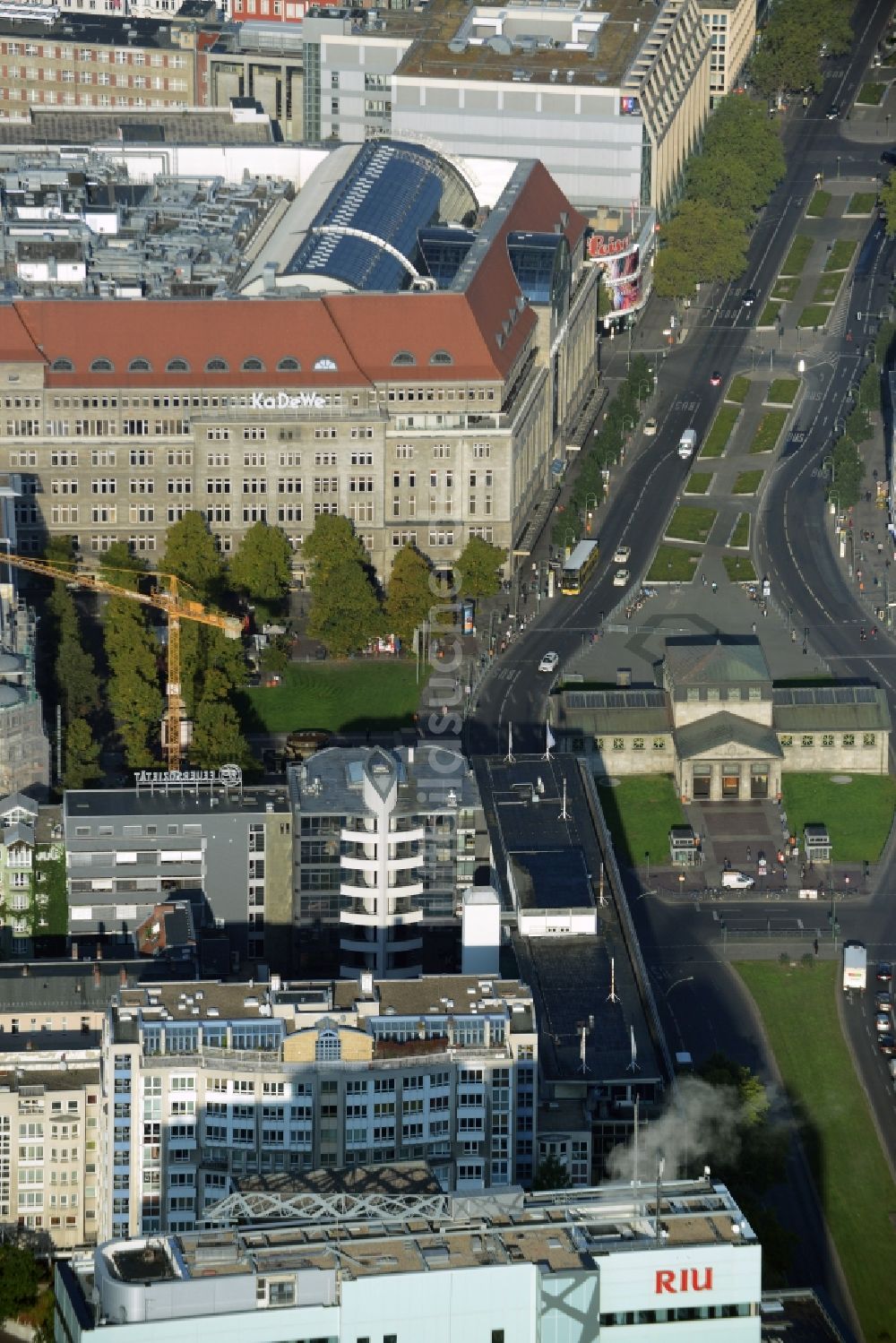 Luftaufnahme Berlin - Stadtteilansicht des Ortsteils Charlottenburg mit dem Kaufhaus des Westens und der U-Bahn Station Wittenbergplatz in Berlin