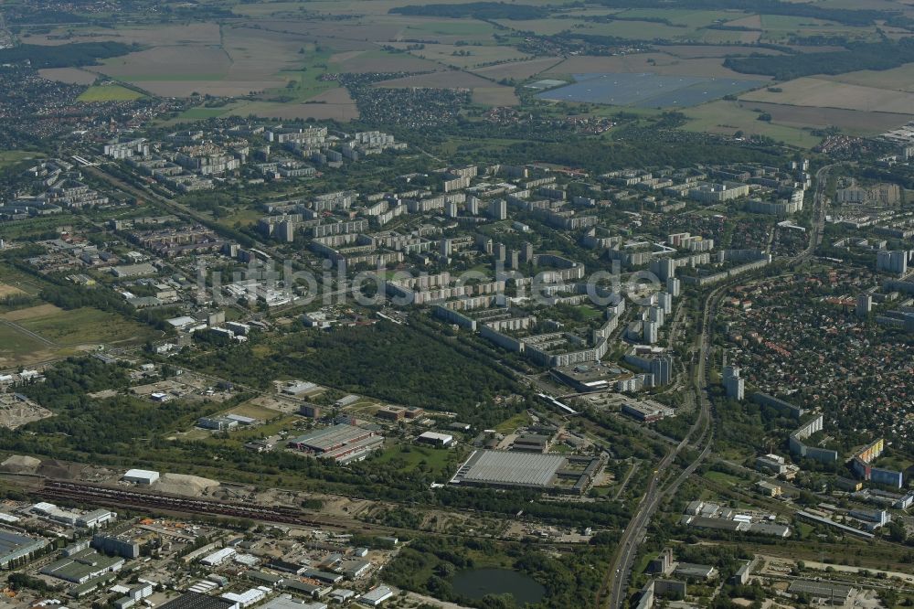 Berlin aus der Vogelperspektive: Stadtteilansicht des Ostens von Hellersdorf im Bezirk Marzahn 