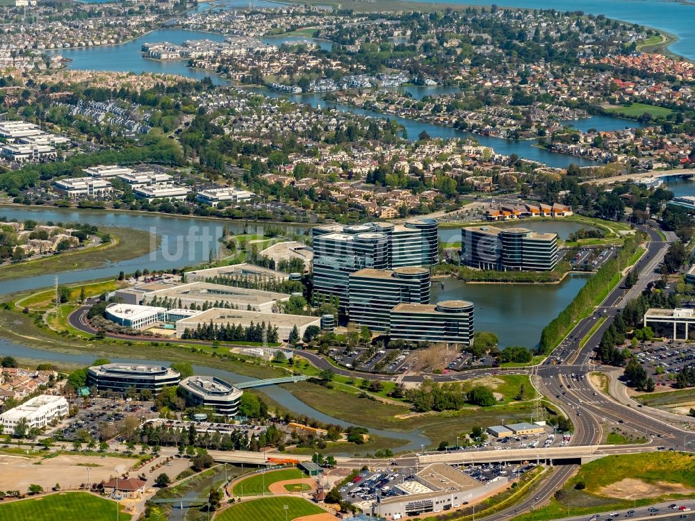 Redwood City von oben - Stadtteilansicht von Redwood Shores mit Bürogebäude- Komplex von Oracle Corporation in Redwood City im Silicon Valley in Kalifornien in den USA