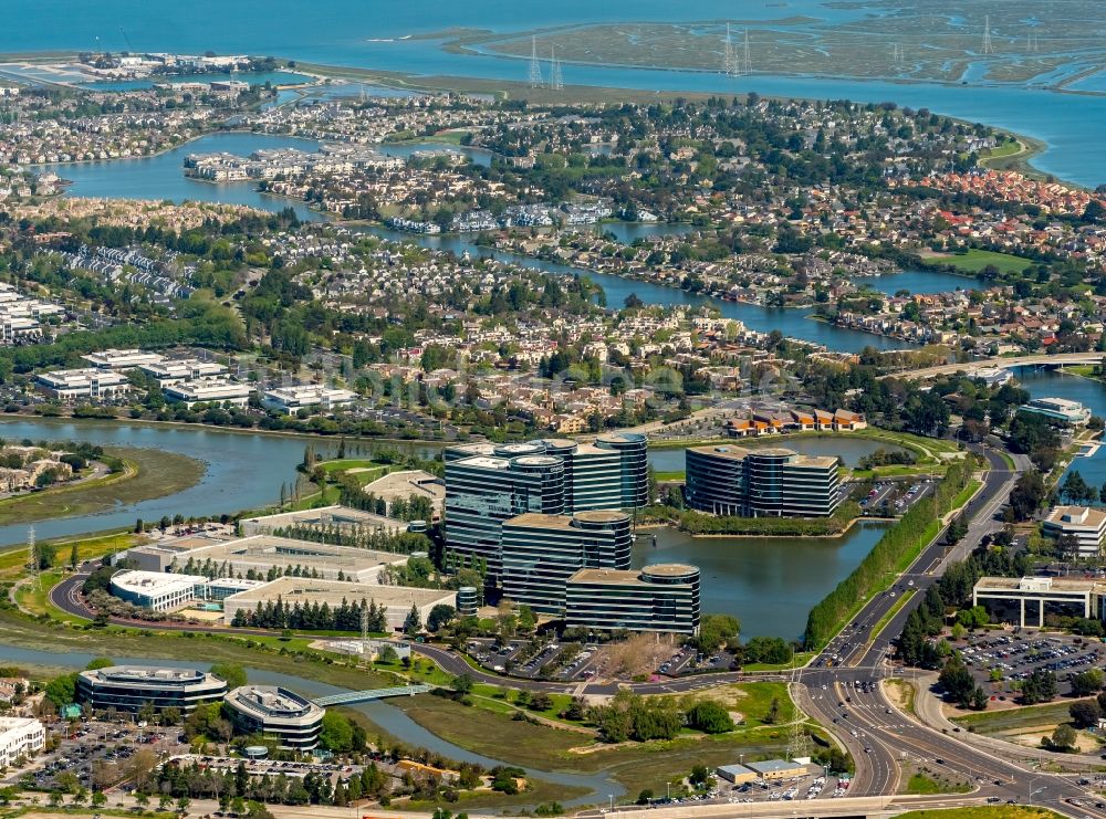 Redwood City aus der Vogelperspektive: Stadtteilansicht von Redwood Shores mit Bürogebäude- Komplex von Oracle Corporation in Redwood City im Silicon Valley in Kalifornien in den USA