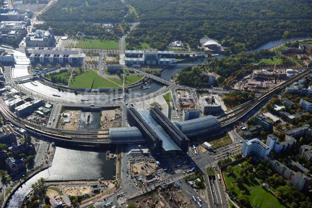 Luftaufnahme Berlin-Moabit - Stadtteilansicht Regierungsviertel am Hauptbahnhof in Berlin Moabit und Tiergarten