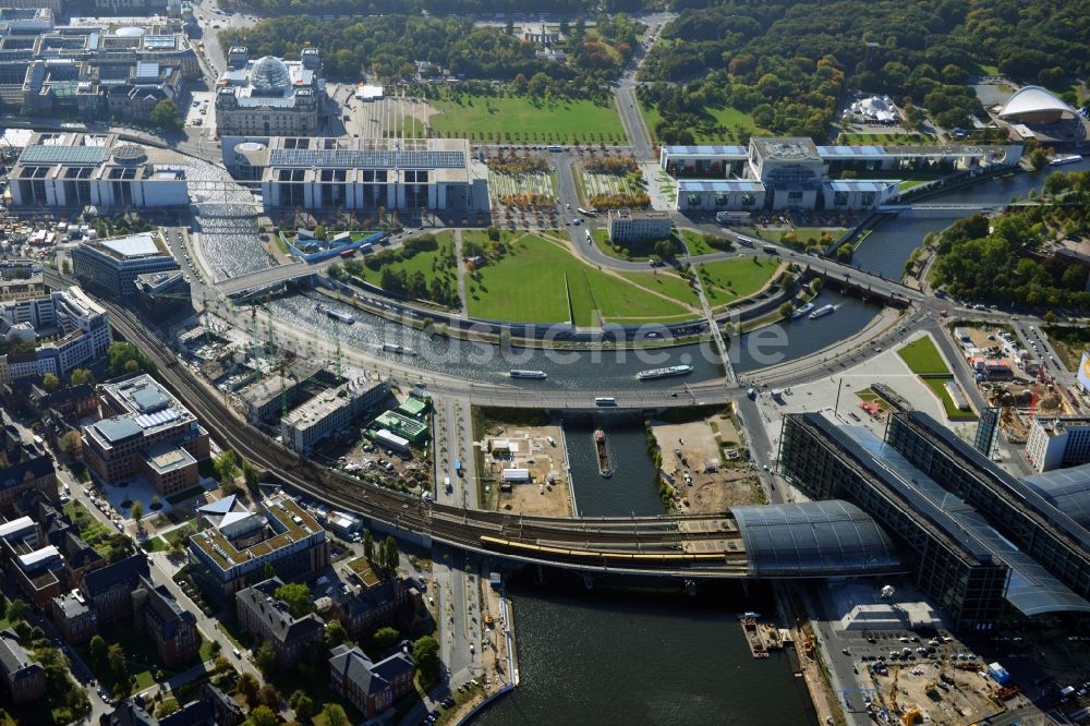 Berlin-Moabit aus der Vogelperspektive: Stadtteilansicht Regierungsviertel am Hauptbahnhof in Berlin Moabit und Tiergarten