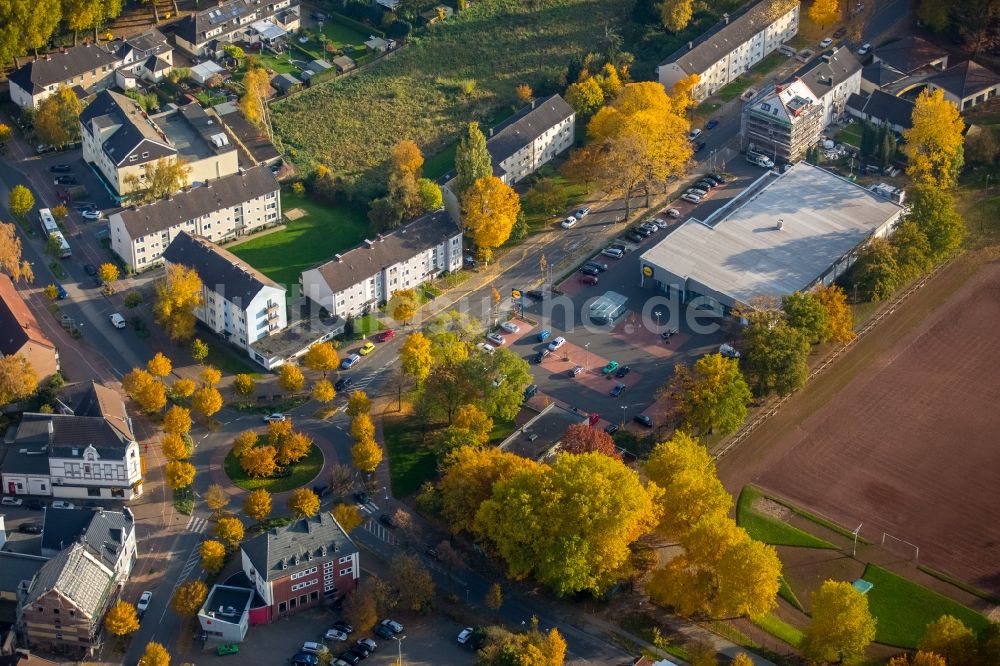 Gladbeck von oben - Stadtteilansicht der Roßheidestraße an den Sportplatzanlagen des FC Gladbeck 1920/52 e.V. im Süden von Gladbeck im Bundesland Nordrhein-Westfalen