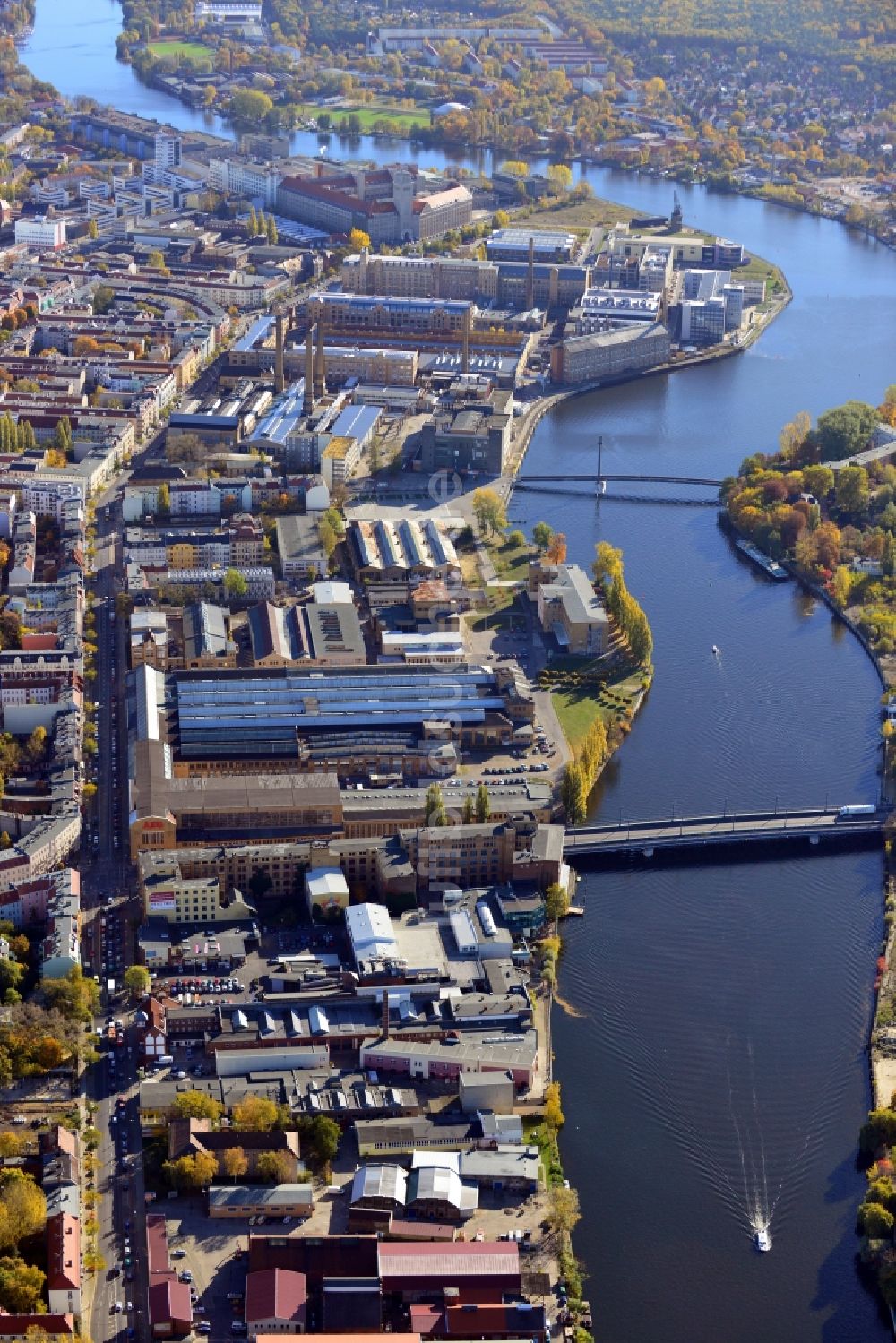 Berlin aus der Vogelperspektive: Stadtteilansicht von Schöneweide im Berliner Bezirk Treptow-Köpenick