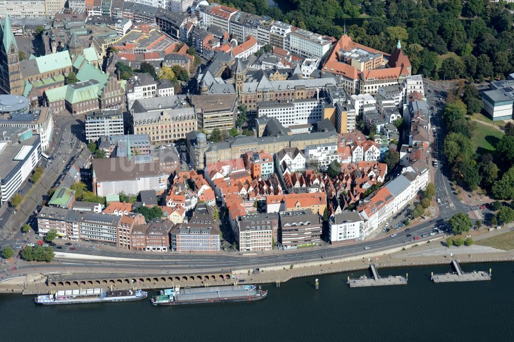 Bremen aus der Vogelperspektive: Stadtteilansicht des Schnoor (Schnoorviertel) in der Altstadt am Flussufer der Weser in Bremen