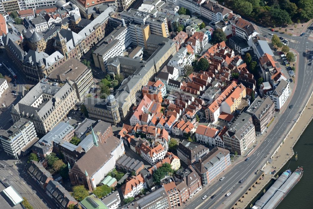 Luftbild Bremen - Stadtteilansicht des Schnoor (Schnoorviertel) in der Altstadt am Flussufer der Weser in Bremen