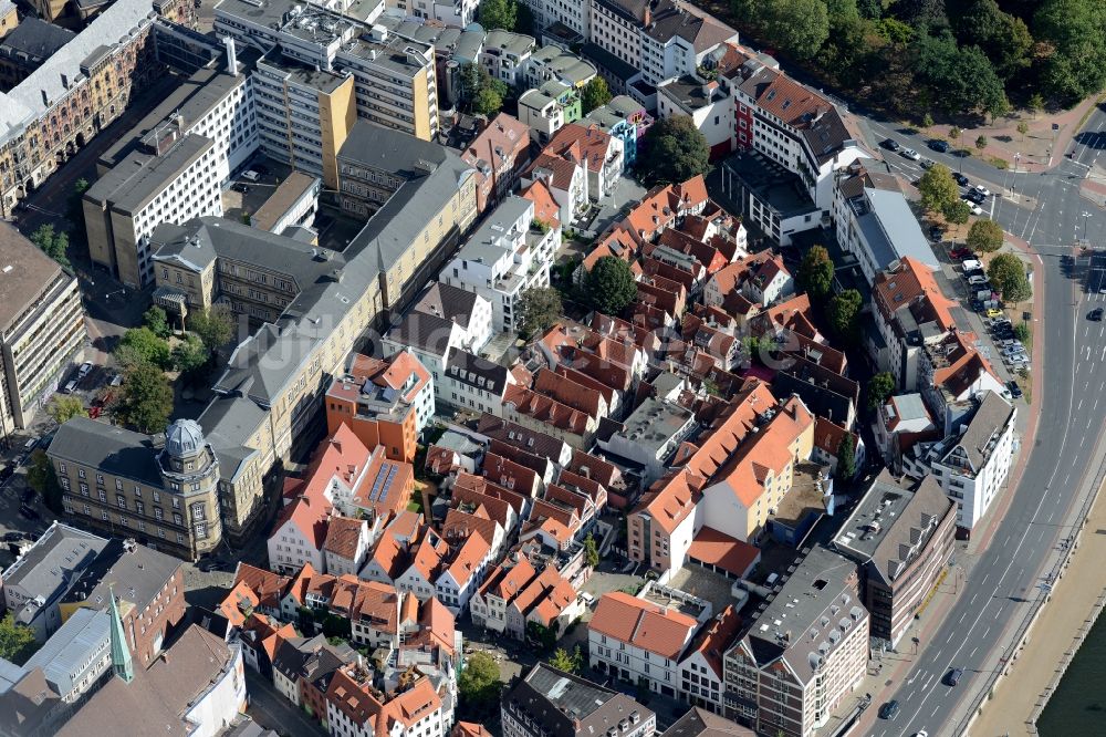 Luftaufnahme Bremen - Stadtteilansicht des Schnoor (Schnoorviertel) in der Altstadt am Flussufer der Weser in Bremen