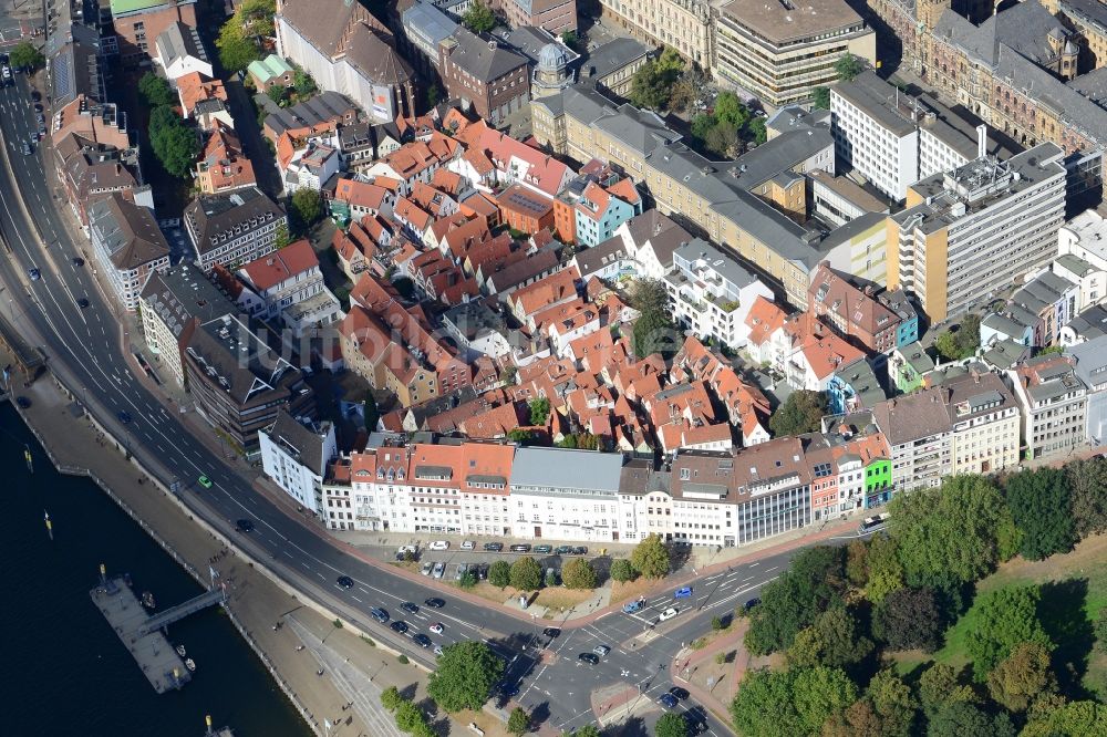 Luftbild Bremen - Stadtteilansicht des Schnoor (Schnoorviertel) in der Altstadt am Flussufer der Weser in Bremen