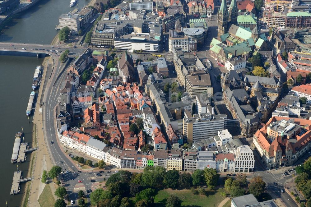 Luftbild Bremen - Stadtteilansicht des Schnoor (Schnoorviertel) in der Altstadt am Flussufer der Weser in Bremen