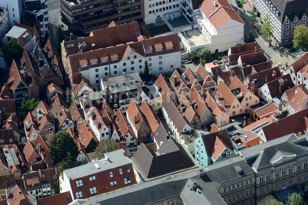 Bremen aus der Vogelperspektive: Stadtteilansicht des Schnoor (Schnoorviertel) mit dem Museum Bremer Geschichtenhaus in der Altstadt am Flussufer der Weser in Bremen