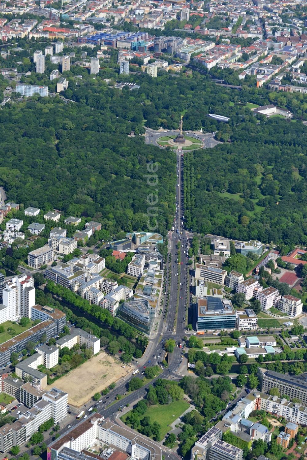 Luftbild Berlin - Stadtteilansicht mit Siegessäule und Kreisverkehr an der Straße des 17. Juni im Stadtpark Tiergarten in Berlin