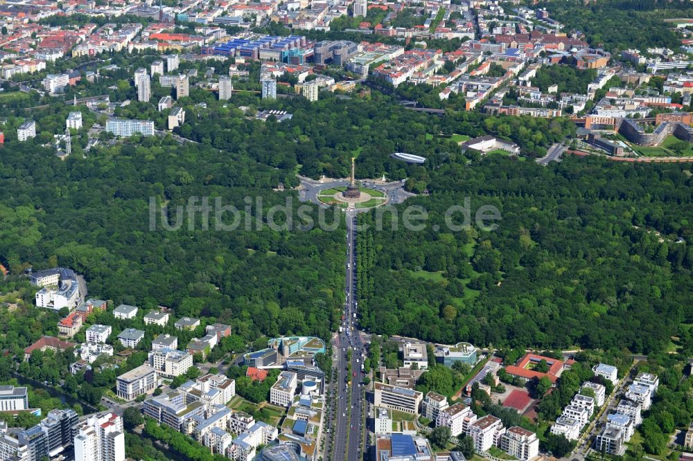 Luftaufnahme Berlin - Stadtteilansicht mit Siegessäule und Kreisverkehr an der Straße des 17. Juni im Stadtpark Tiergarten in Berlin