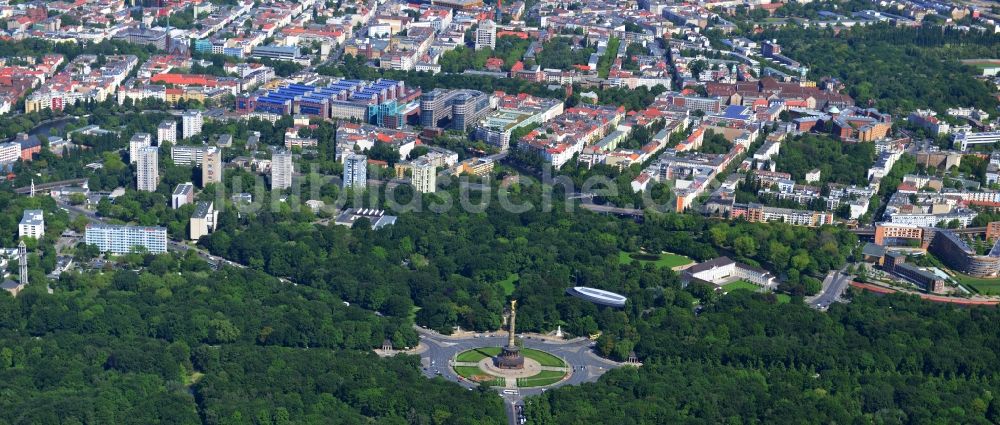 Luftaufnahme Berlin - Stadtteilansicht mit Siegessäule und Kreisverkehr an der Straße des 17. Juni im Stadtpark Tiergarten in Berlin