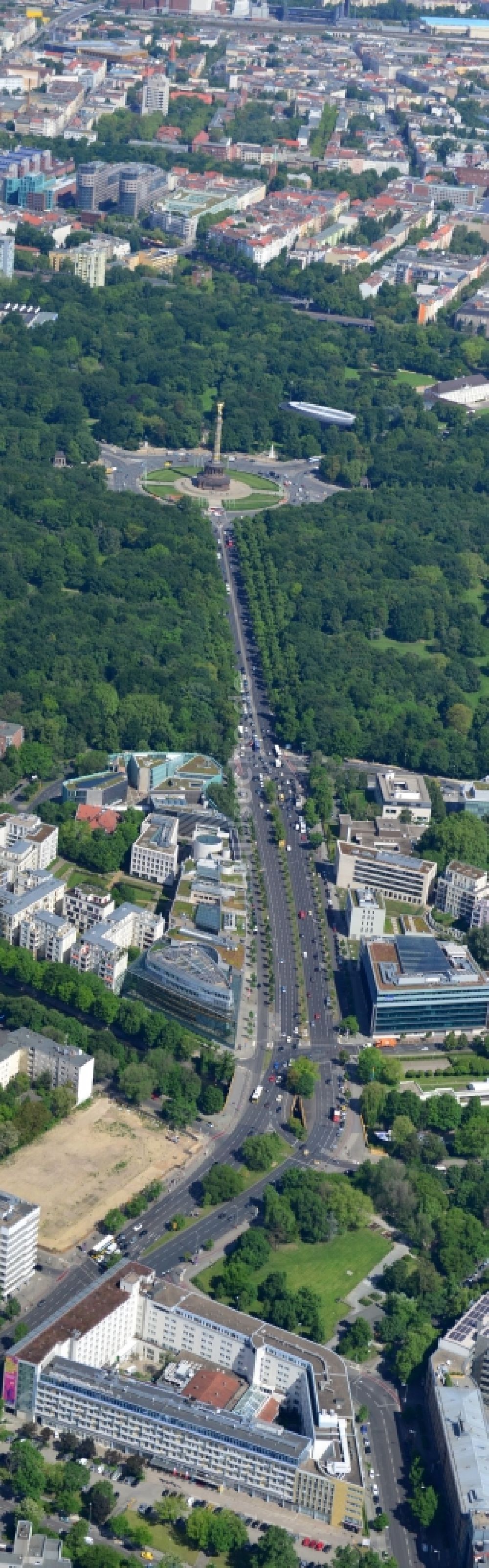 Luftbild Berlin - Stadtteilansicht mit Siegessäule und Kreisverkehr an der Straße des 17. Juni im Stadtpark Tiergarten in Berlin