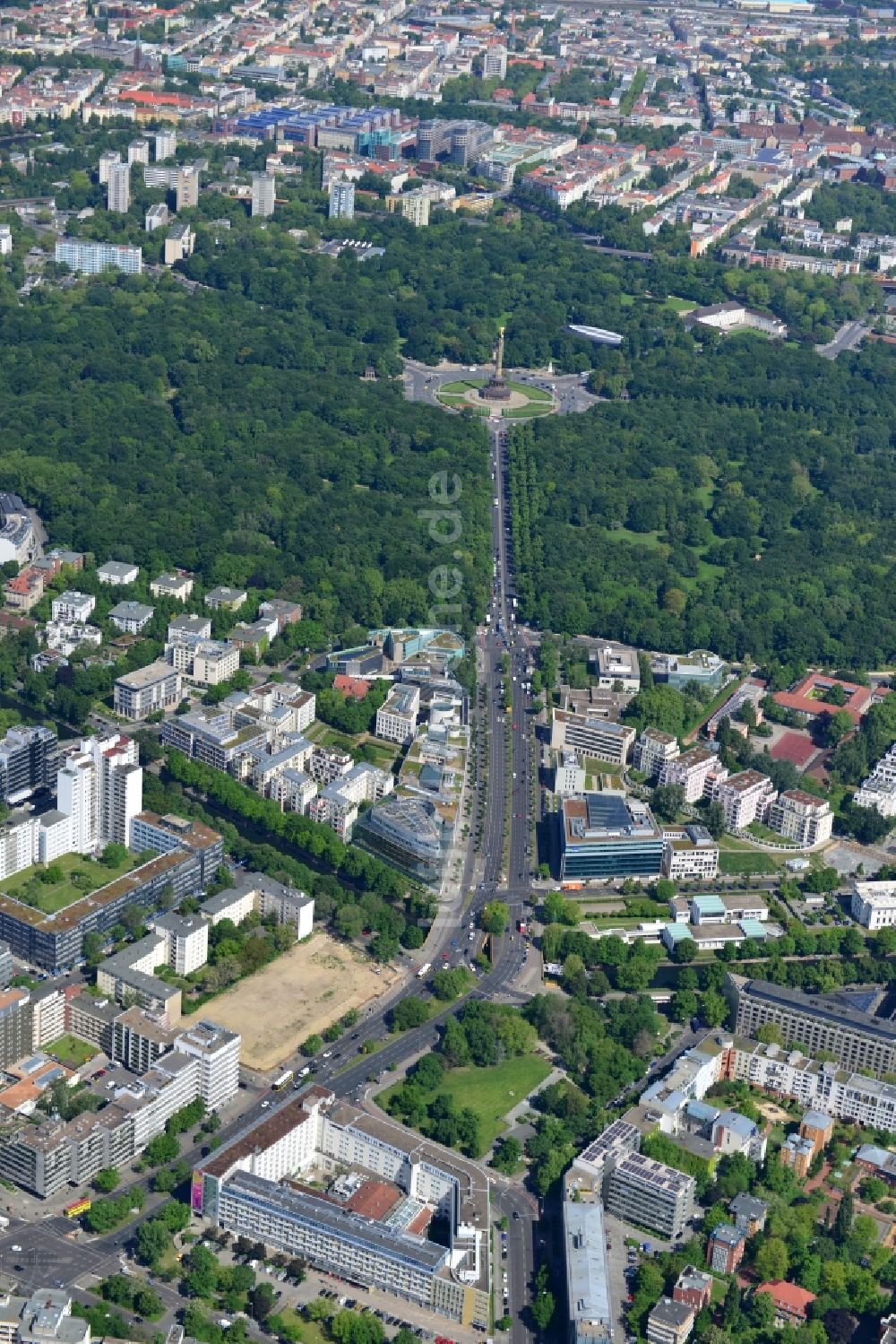 Luftaufnahme Berlin - Stadtteilansicht mit Siegessäule und Kreisverkehr an der Straße des 17. Juni im Stadtpark Tiergarten in Berlin