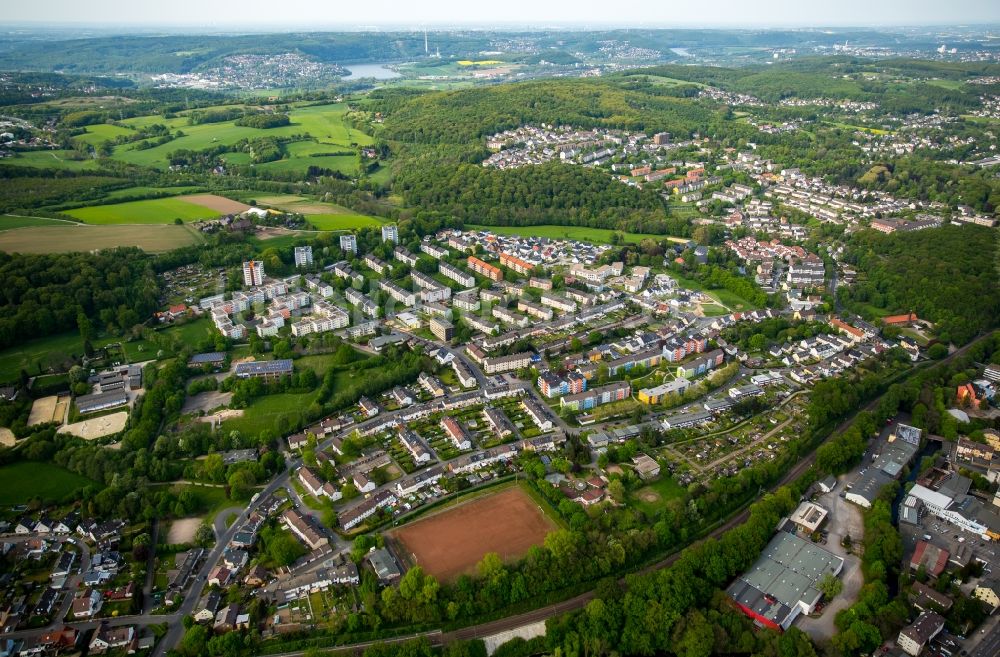 Hagen von oben - Stadtteilansicht von Spielbrink mit dem Fussballplatz Am Quambusch in Hagen im Bundesland Nordrhein-Westfalen