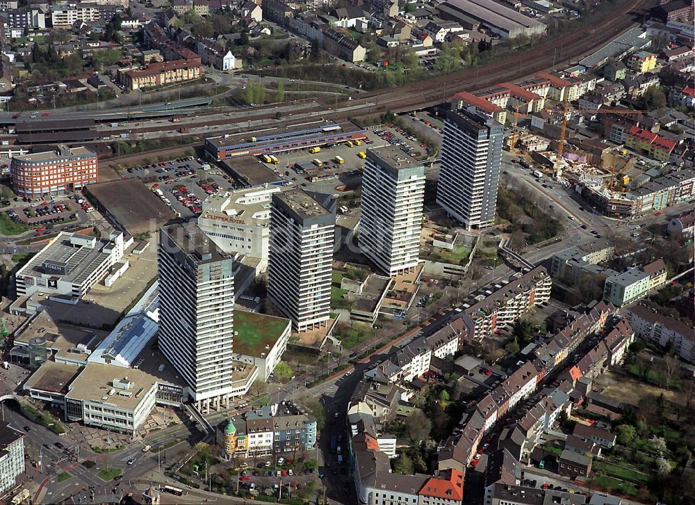 Mühlheim an der Ruhr aus der Vogelperspektive: Stadtteilansicht des Stadtteilzentrum am Kurt-Schumacher-Platz Mülheim an der Ruhr im Bundesland Nordrhein-Westfalen