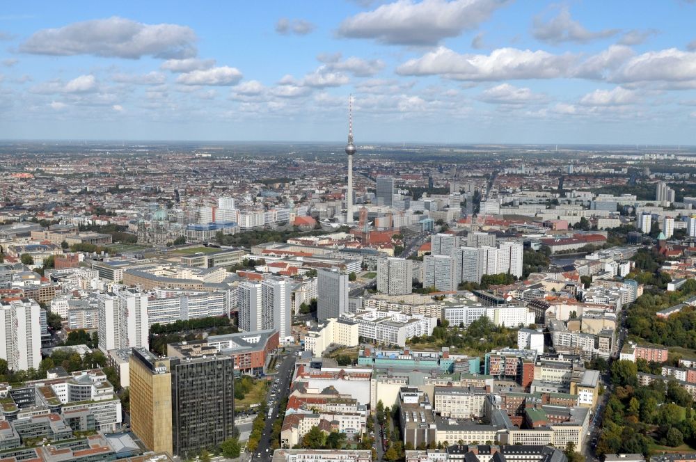 Berlin von oben - Stadtteilansicht Stadtzentrum Berlin - Ost am Berliner Fernsehturm