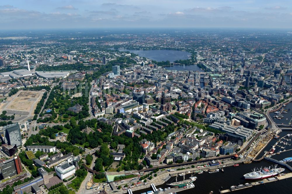 Hamburg aus der Vogelperspektive: Stadtteilansicht des Stadtzentrums von Hamburg