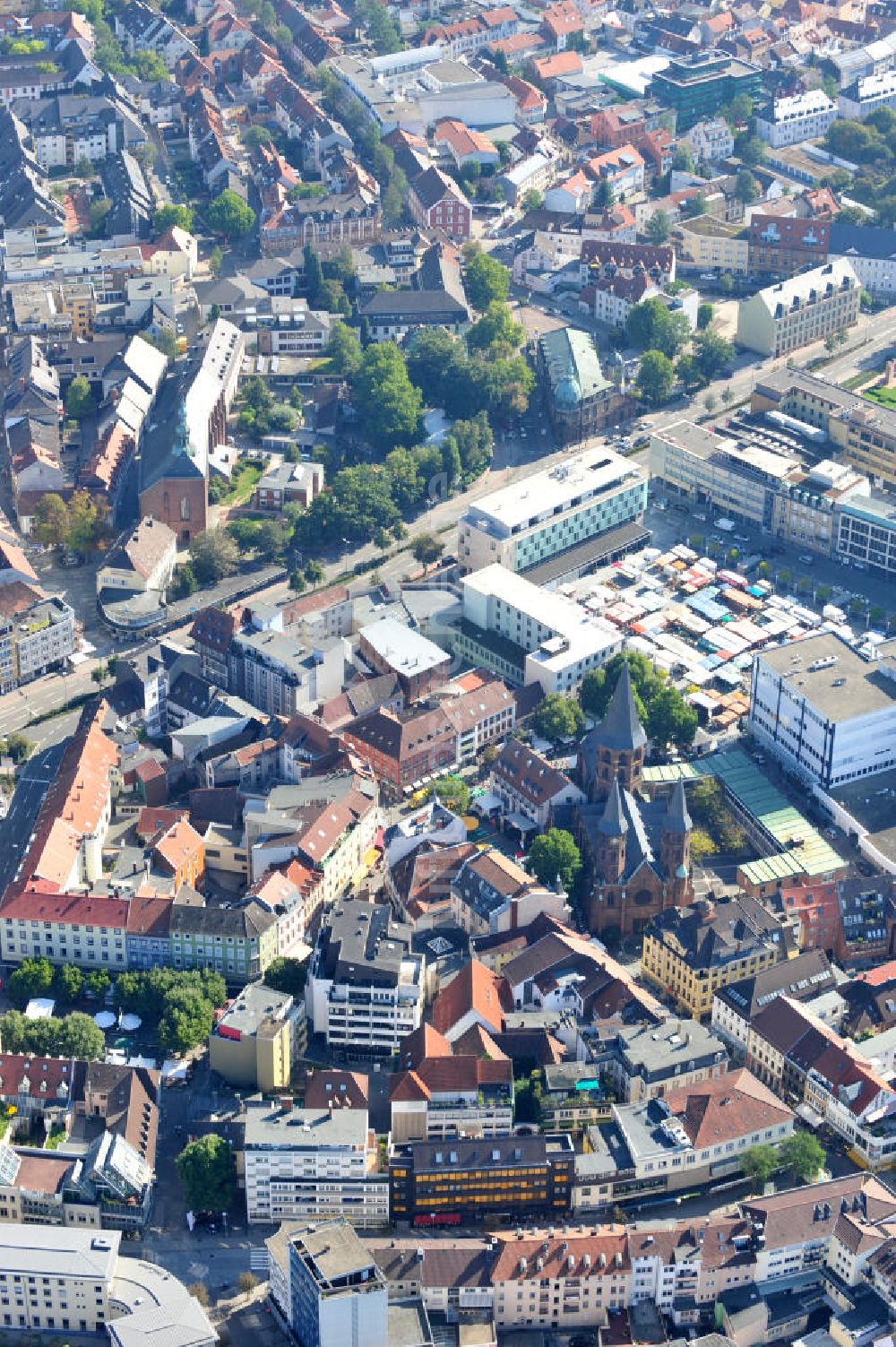 Kaiserslautern aus der Vogelperspektive: Stadtteilansicht mit Stiftskirche in Kaiserslautern