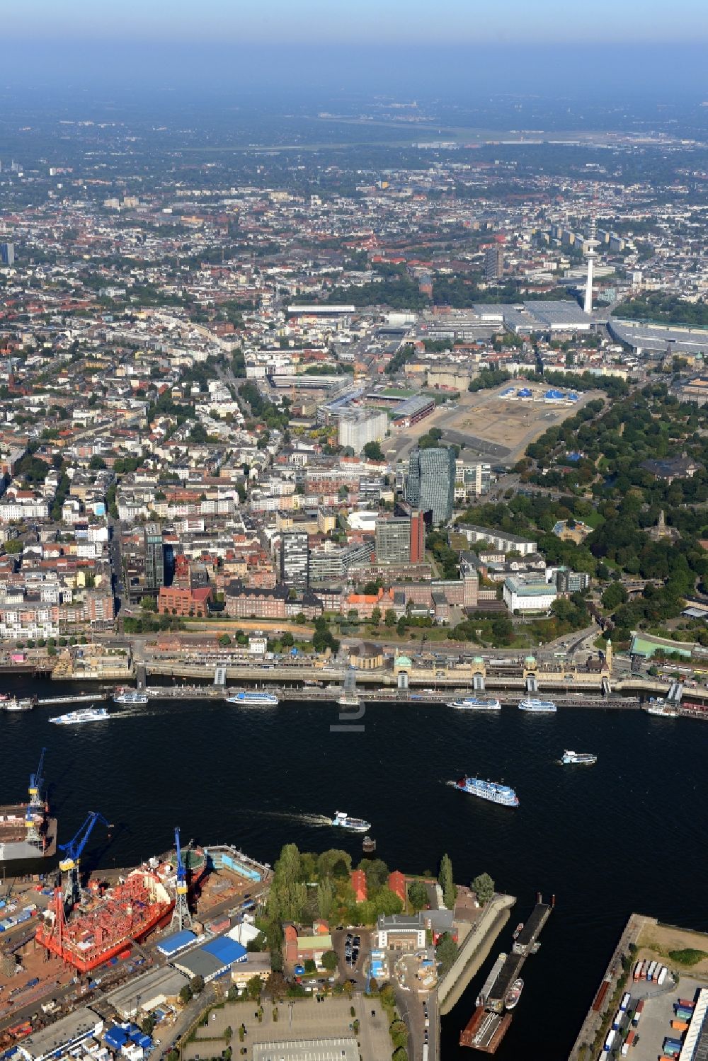 Hamburg von oben - Stadtteilansicht von St.Pauli mit Geschäftsgebäuden und Hochhäusern nördlich der St.Pauli Hafenstraße und der Elbe in Hamburg