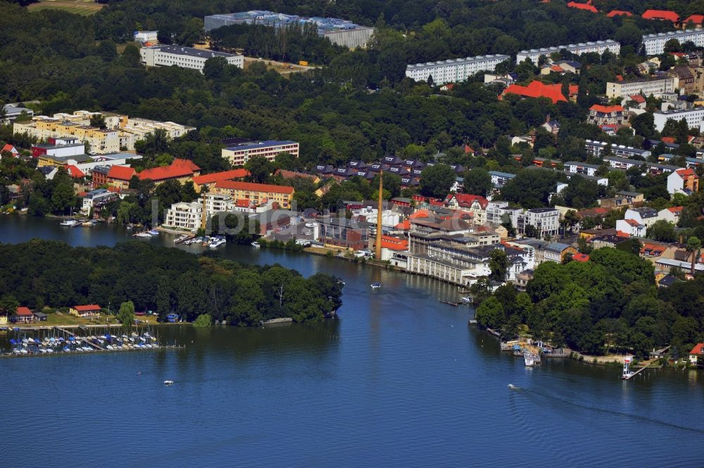 Berlin aus der Vogelperspektive: Stadtteilansicht der Straßen am Mäggelseedamm am Ufer des Müggelsee in Berlin Friedrichshagen