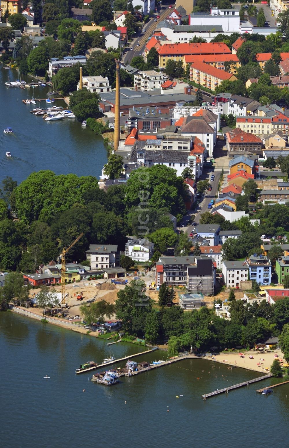 Luftaufnahme Berlin - Stadtteilansicht der Straßen am Mäggelseedamm am Ufer des Müggelsee in Berlin Friedrichshagen