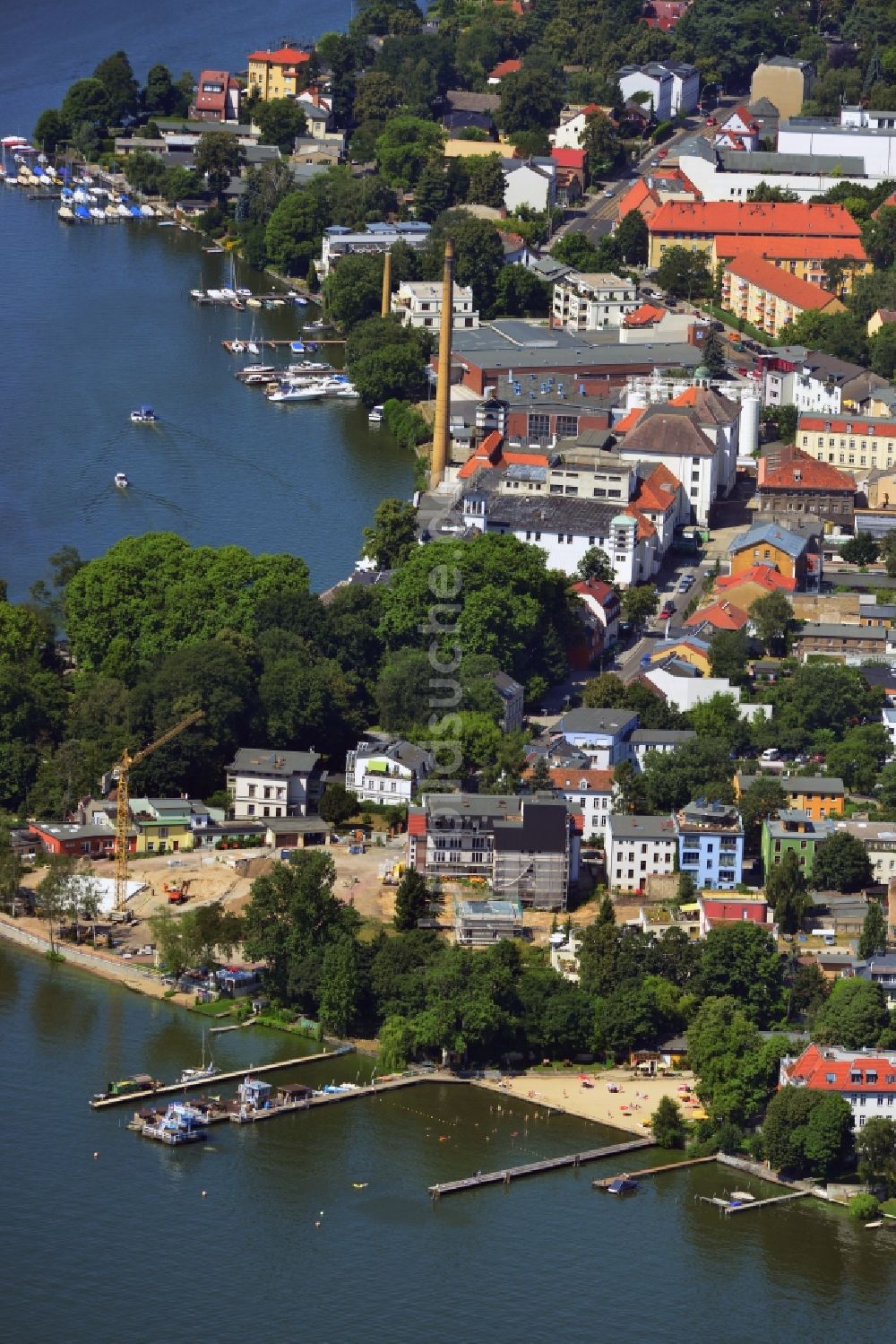 Berlin aus der Vogelperspektive: Stadtteilansicht der Straßen am Mäggelseedamm am Ufer des Müggelsee in Berlin Friedrichshagen