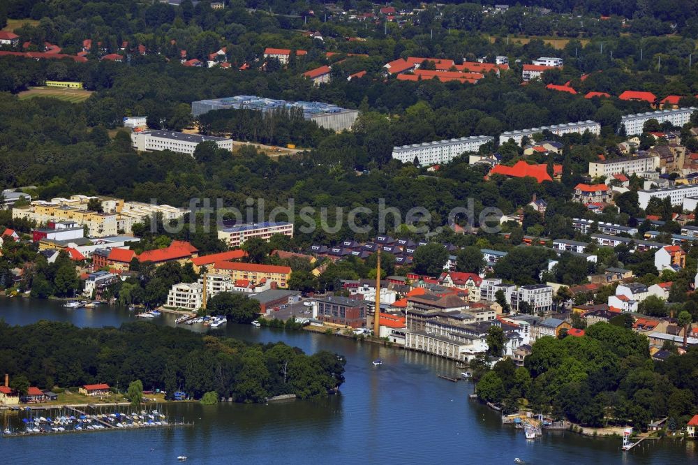 Berlin aus der Vogelperspektive: Stadtteilansicht der Straßen am Mäggelseedamm am Ufer des Müggelsee in Berlin Friedrichshagen