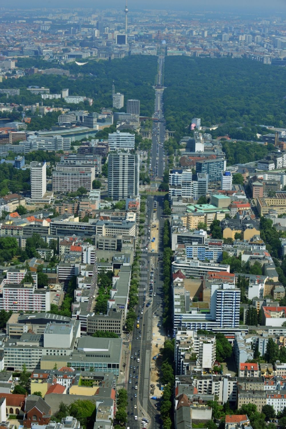 Luftaufnahme Berlin - Stadtteilansicht vom Straßenverlauf der Bismarckstraße zur Straße des 17.Juni in Berlin - Charlottenburg