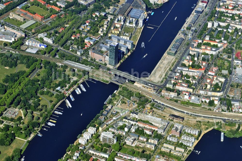 Berlin von oben - Stadtteilansicht Treptow - Friedrichshain am Spree- Ufer im Stadtgebiet in Berlin