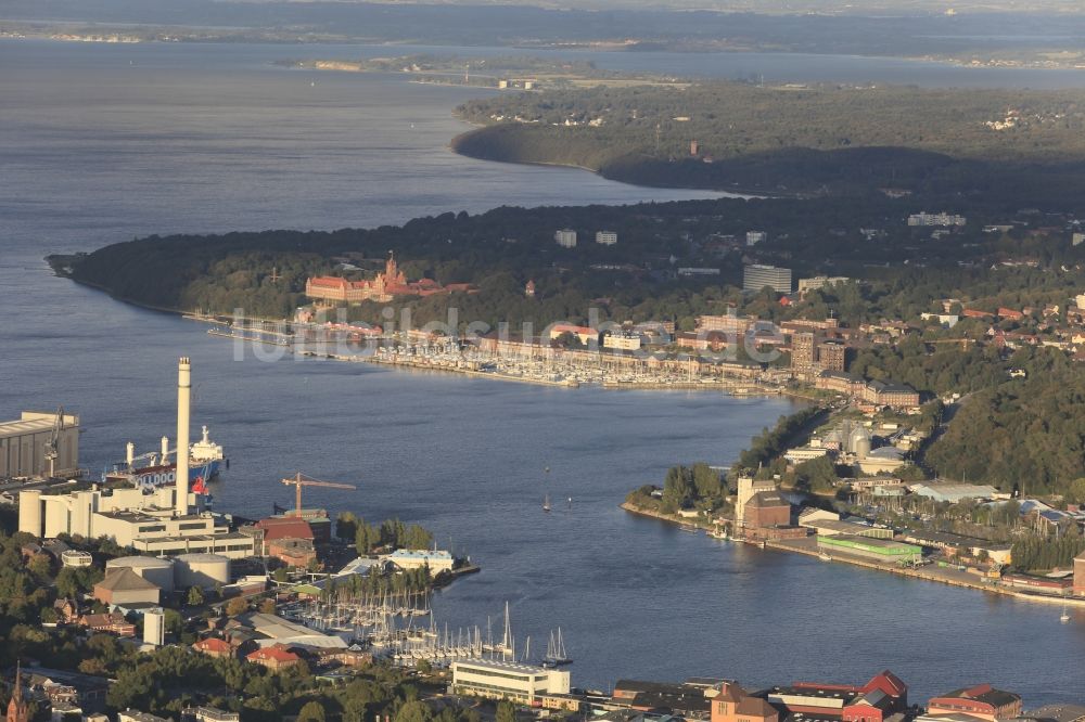 Flensburg aus der Vogelperspektive: Stadtteilansicht des Uferbereiches am Flensburger Hafen in Flensburg im Bundesland Schleswig-Holstein