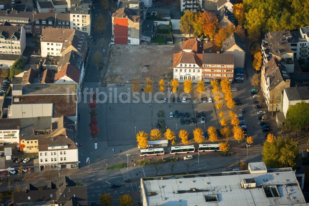 Gladbeck von oben - Stadtteilansicht der Umgebung des herbstlichen Marktplatz nördlich der Wilhelmstraße in Gladbeck im Bundesland Nordrhein-Westfalen