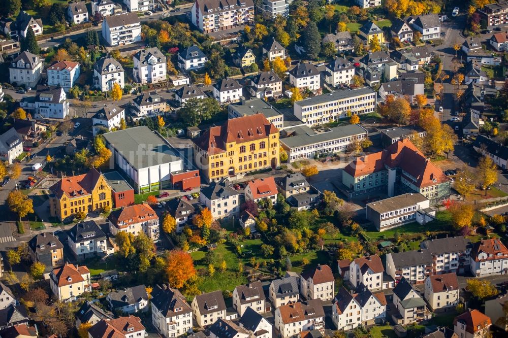 Luftaufnahme Arnsberg - Stadtteilansicht der Umgebung der Sauerstraße mit Schulgebäuden in Arnsberg im Bundesland Nordrhein-Westfalen