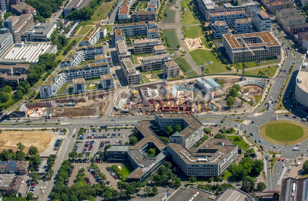 Essen aus der Vogelperspektive: Stadtteilansicht des Uni-Viertels mit der Baustelle der Unternehmenszentrale der Funke Mediengruppe am Berliner Platz in Essen im Bundesland Nordrhein-Westfalen