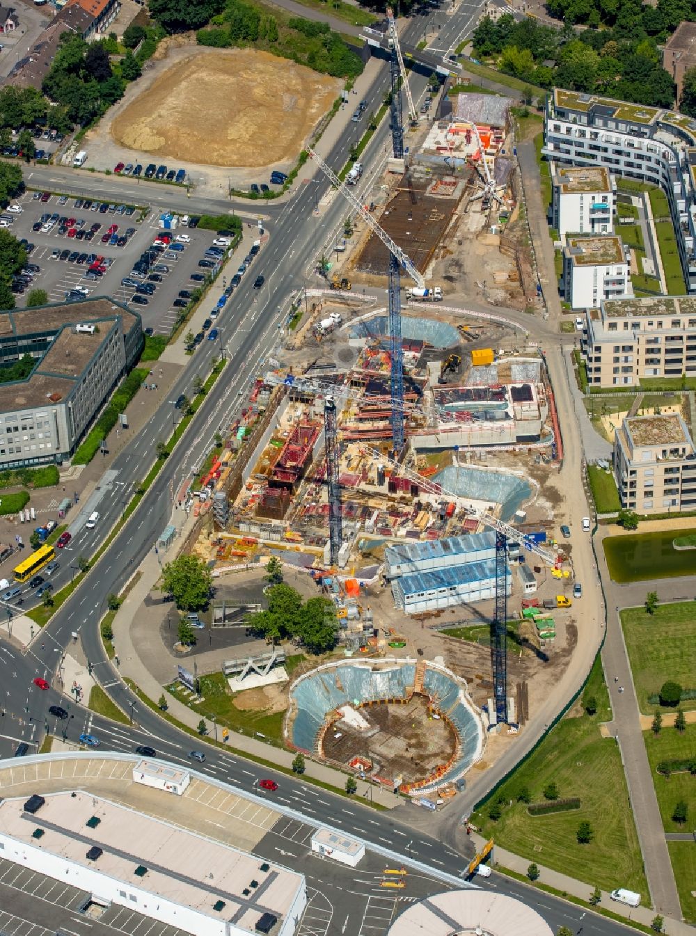 Luftaufnahme Essen - Stadtteilansicht des Uni-Viertels mit der Baustelle der Unternehmenszentrale der Funke Mediengruppe am Berliner Platz in Essen im Bundesland Nordrhein-Westfalen